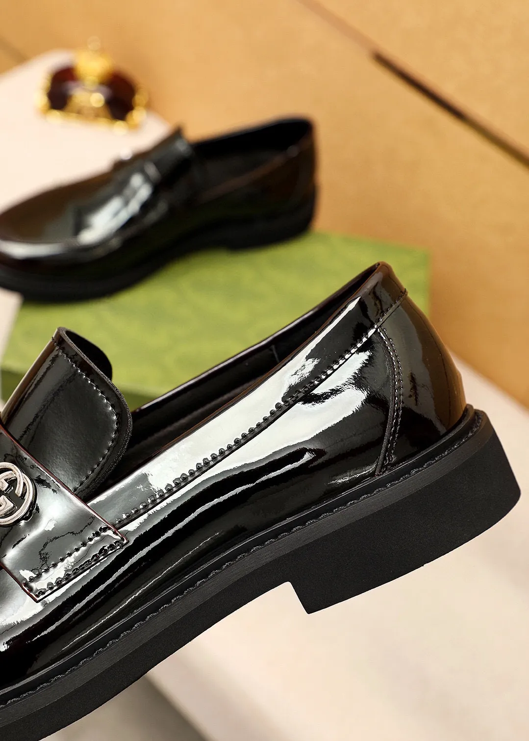 Men's shoes 💰560 💐 Product trademark: GUCCI "Gucci" casual leather shoes Regular size: 38-44 (45🉑️customized) Product materials: Selected imported first-layer open-edge beaded calfskin upper + classic hardware buckle, imported water-dyed cowhide leather lining. Strong three-dimensional visual effect, rubber outsole Color: 2⃣️colors available